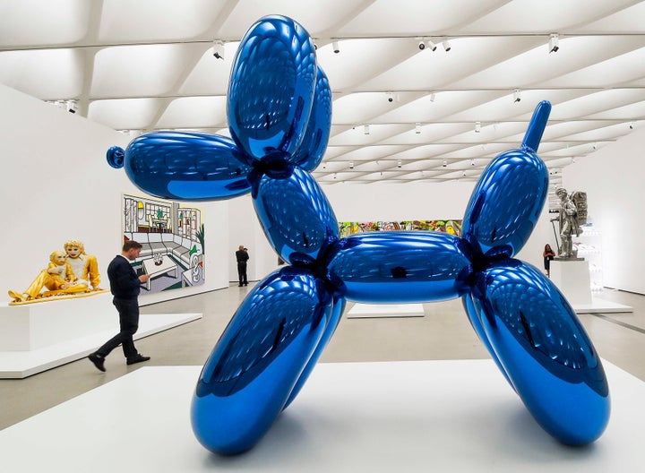 ロサンゼルスで展示された「バルーン・ドッグ(1994-2000)」(2015年9月20日)