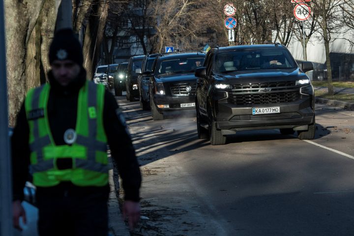 Ενα κονβόι αυτοκινήτων φεύγει από την πρεσβεία των ΗΠΑ στο Κίεβο, εν μέσω της επίθεσης της Ρωσίας στην Ουκρανία, στην πρωτεύουσα της Ουκρανίας στις 20 Φεβρουαρίου 2023. REUTERS/Vladyslav Musiienko