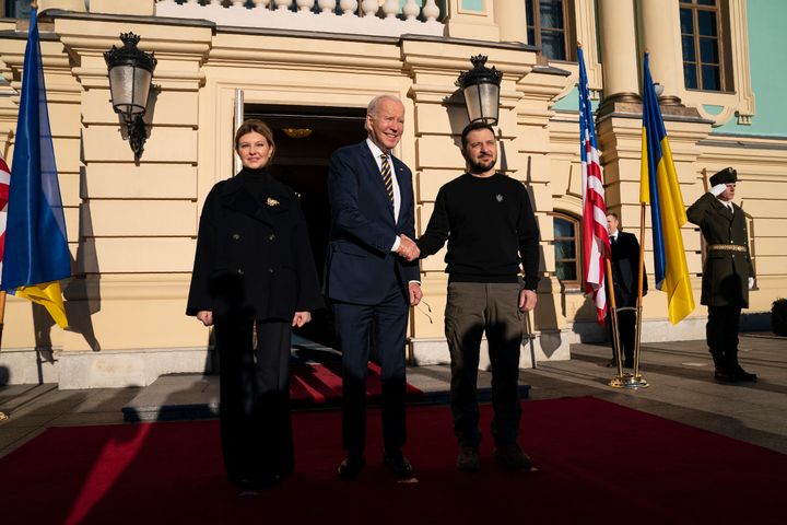Ο Πρόεδρος Τζο Μπάιντεν συναντά τον Ουκρανό Πρόεδρο Volodymyr Zelenskyy, δεξιά, και την Olena Zelenska, αριστερά, σύζυγο του Προέδρου Zelenskyy, στο παλάτι Mariinsky σε μια αιφνιδιαστική επίσκεψη, τη Δευτέρα, 20 Φεβρουαρίου 2023, στο Κίεβο. (AP Photo/ POOL/ Evan Vucci)