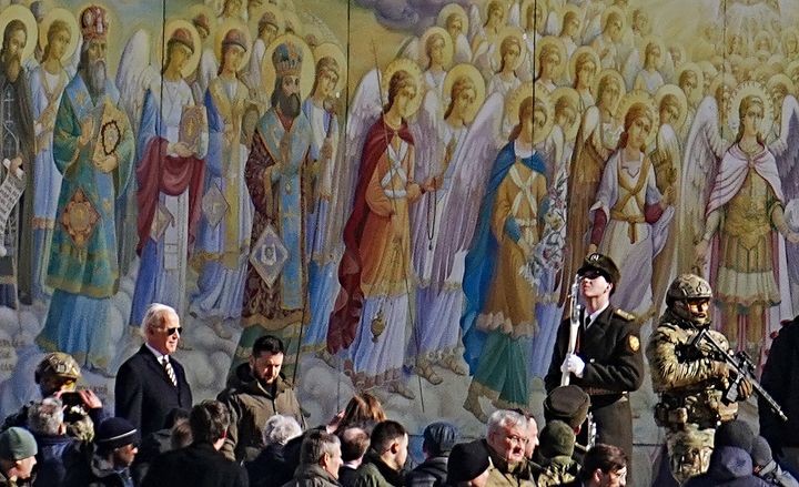 20 Φεβρουαρίου 2023, Ουκρανία, Κίεβο: Ο Πρόεδρος των ΗΠΑ Τζο Μπάιντεν (κέντρο, λ.) επισκέπτεται τον καθεδρικό ναό της Αγίας Σοφίας με τον Ουκρανό Πρόεδρο Βολοντίμιρ Ζελένσκι. Photo: Kay Nietfeld/dpa (Photo by Kay Nietfeld/picture alliance via Getty Images)