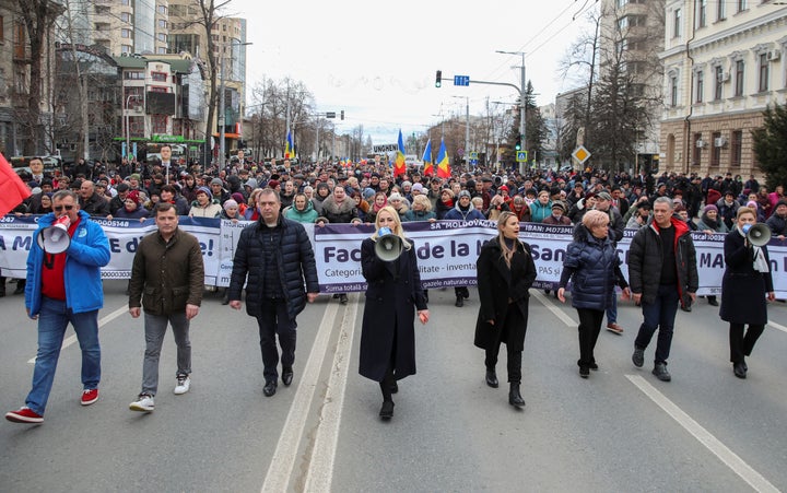 Μέλη του φιλορωσικού κόμματος ηγούνται της πορείας΄