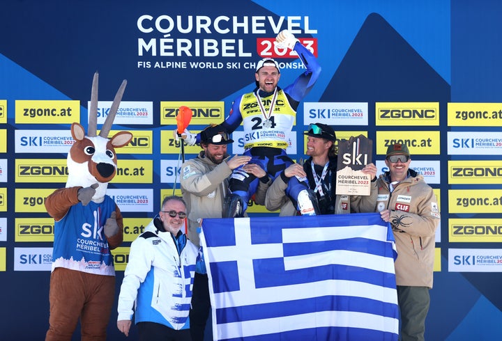 COURCHEVEL, ΓΑΛΛΙΑ - 19 ΦΕΒΡΟΥΑΡΙΟΥ: Ο Ασημένιος Ολυμπιονίκης AJ Ginnis της Ελλάδας γιορτάζει με τα μέλη της ομάδας του, μετά την επιτυχία του στο σλάλομ ανδρών στο Παγκόσμιο Πρωτάθλημα Αλπικού Σκι στις 19 Φεβρουαρίου 2023 στο Courchevel της Γαλλίας. (Photo by Alex Pantling/Getty Images)