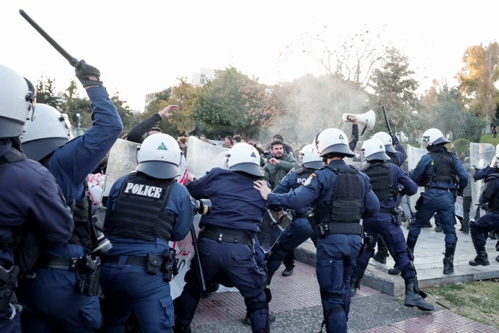 Συγκέντρωση διαμαρτυρίας έξω από την εκδήλωση για την παρουσίαση του κυβερνητικού έργου στην Παιδεία, Δευτέρα 20 Φεβρουαρίου 2023. (ΚΩΣΤΑΣ ΤΖΟΥΜΑΣ/EUROKINISSI)