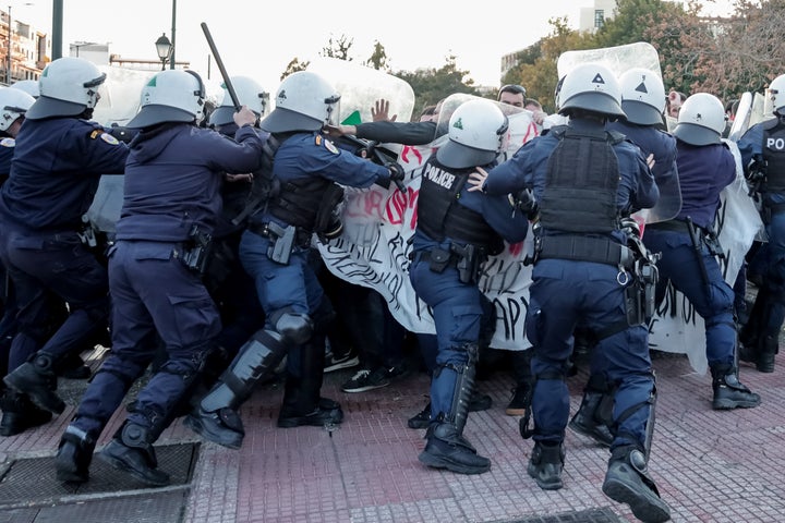 Συγκέντρωση διαμαρτυρίας έξω από την εκδήλωση για την παρουσίαση του κυβερνητικού έργου στην Παιδεία, Δευτέρα 20 Φεβρουαρίου 2023. (ΚΩΣΤΑΣ ΤΖΟΥΜΑΣ/EUROKINISSI)