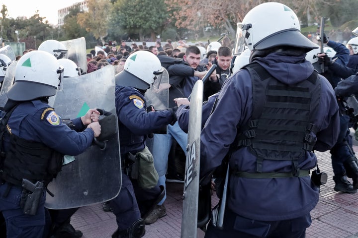 Συγκέντρωση διαμαρτυρίας έξω από την εκδήλωση για την παρουσίαση του κυβερνητικού έργου στην Παιδεία, Δευτέρα 20 Φεβρουαρίου 2023. (ΚΩΣΤΑΣ ΤΖΟΥΜΑΣ/EUROKINISSI)