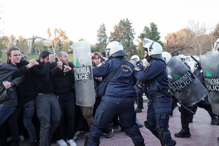 Συγκέντρωση διαμαρτυρίας έξω από την εκδήλωση για την παρουσίαση του κυβερνητικού έργου στην Παιδεία, Δευτέρα 20 Φεβρουαρίου 2023. (ΚΩΣΤΑΣ ΤΖΟΥΜΑΣ/EUROKINISSI)