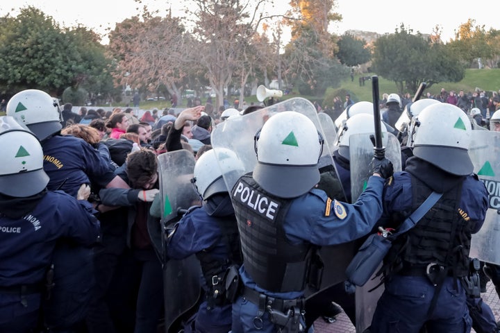 Συγκέντρωση διαμαρτυρίας έξω από την εκδήλωση για την παρουσίαση του κυβερνητικού έργου στην Παιδεία, Δευτέρα 20 Φεβρουαρίου 2023. (ΚΩΣΤΑΣ ΤΖΟΥΜΑΣ/EUROKINISSI)