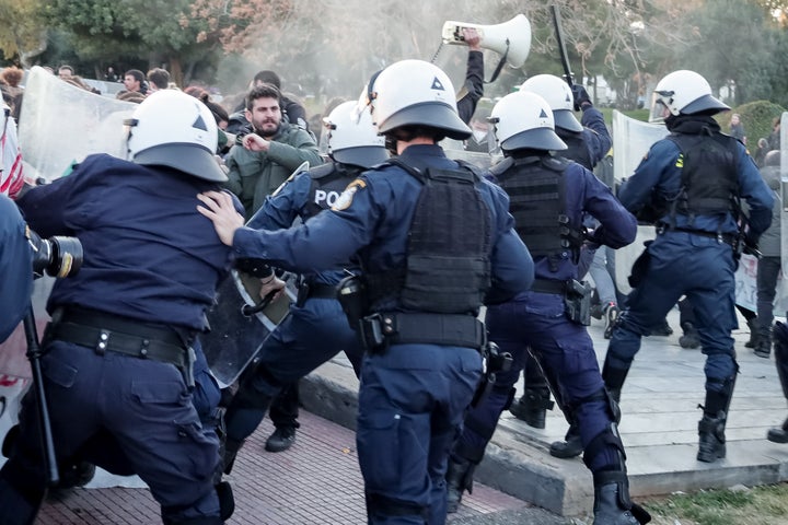 Συγκέντρωση διαμαρτυρίας έξω από την εκδήλωση για την παρουσίαση του κυβερνητικού έργου στην Παιδεία, Δευτέρα 20 Φεβρουαρίου 2023. (ΚΩΣΤΑΣ ΤΖΟΥΜΑΣ/EUROKINISSI)