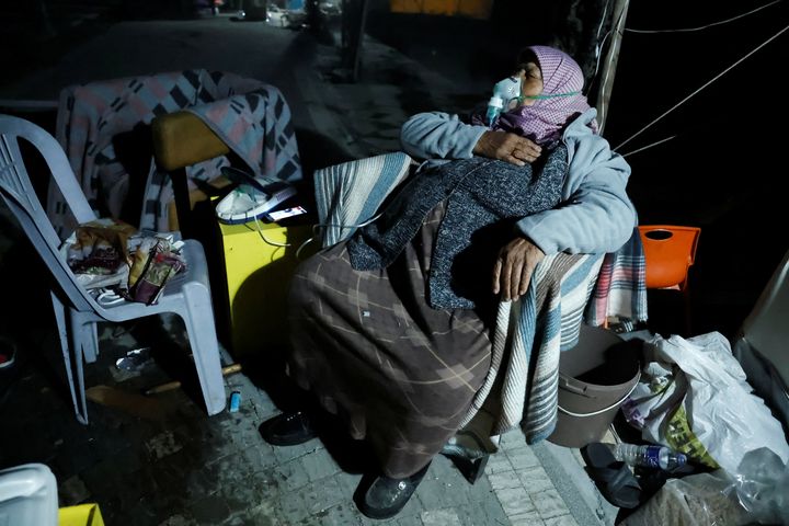 Μια γυναίκα αναπαύεται μετά από σεισμό στην Aντάκια στην επαρχία Χατάι της Τουρκίας, 20 Φεβρουαρίου 2023.