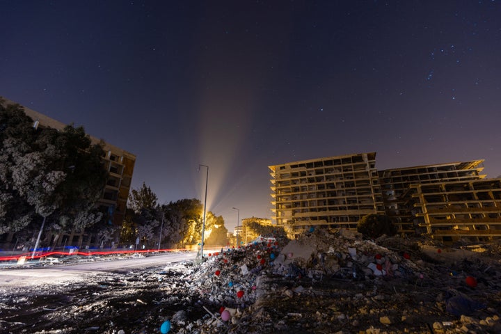 Μπαλόνια προσκολλημένα στα ερείπια και αφιερωμένα στα παιδιά που πέθαναν στον σεισμό φαίνονται τη νύχτα στην περιοχή Χατάι, Τουρκία, 20 Φεβρουαρίου 2023. REUTERS/Maxim Shemetov