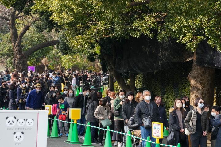 Χιλιάδες Ιάπωνες στην ουρά για να δουν την Ξιάνγκ-Ξιάνγκ μια τελευταία φορά από κοντά