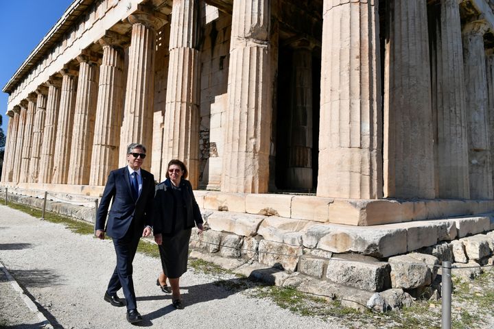 Ο Αντονι Μπλίνκεν επισκέπτεται τον ναό του Ηφαίστου στην Αρχαία Αγορά της Αθήνας