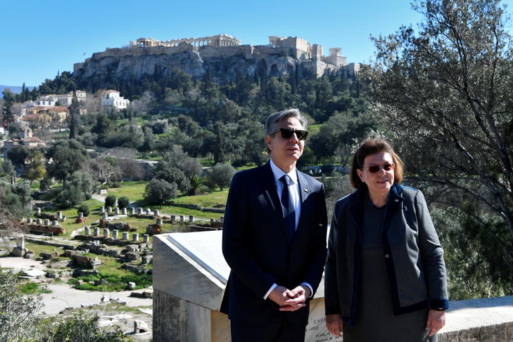 Ο Αντονι Μπλίνκεν και η Λίνα Μενδώνη με φόντο την Ακρόπολη κατά τη διάρκεια της επίσκεψής του στην Αρχαία Αγορά.