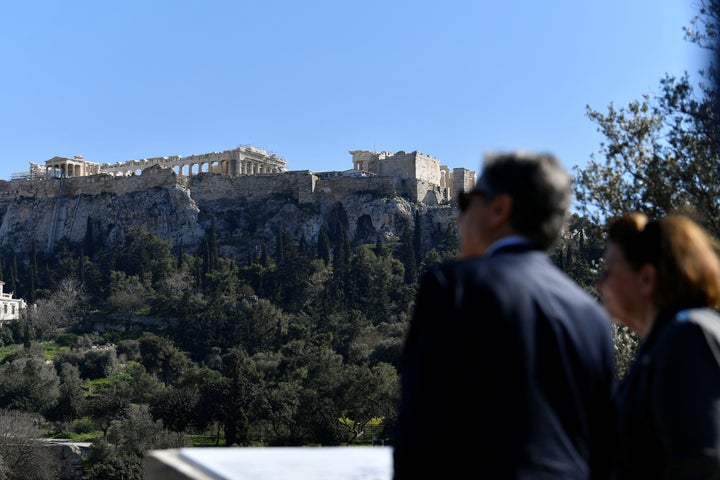 Ο υπουργός Εξωτερικών των ΗΠΑ, Αντονι Μπλίνκεν, με την υπουργό Πολιτισμού Λίνα Μενδώνη ατενίζουν την Ακρόπολη κατά τη διάρκεια της επίσκεψης του τελευταίου στην Αρχαία Αγορά the Acropolis hill during a visit to the ancient Agora in Athens, Greece February 21, 2023. Michael Varaklas/Pool via REUTERS