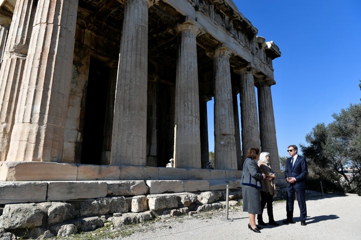 Ο Αντονι Μπλίνκεν συνοδευόμενος, μεταξύ άλλων, από την υπουργό Πολιτισμού, Λίνα Μενδώνη στον ναό του Ηφαίστου στην Αρχαία Αγορά. oni, Greek Minister of Culture and Sports and a guide visits the temple of Hephaestus at the ancient Agora in Athens, Greece February 21, 2023. Michael Varaklas/Pool via REUTERS