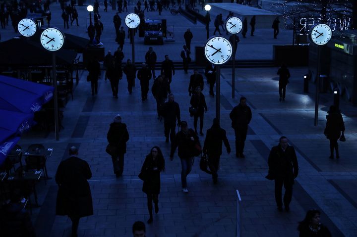 Εργαζόμενοι περπατούν πηγαίνοντας για δουλειά, πρωινή ώρα αιχμής στην περιοχή του Canary Wharf στο Λονδίνο, Βρετανία, 26 Ιανουαρίου 2017. REUTERS/Eddie Keogh/File Photo