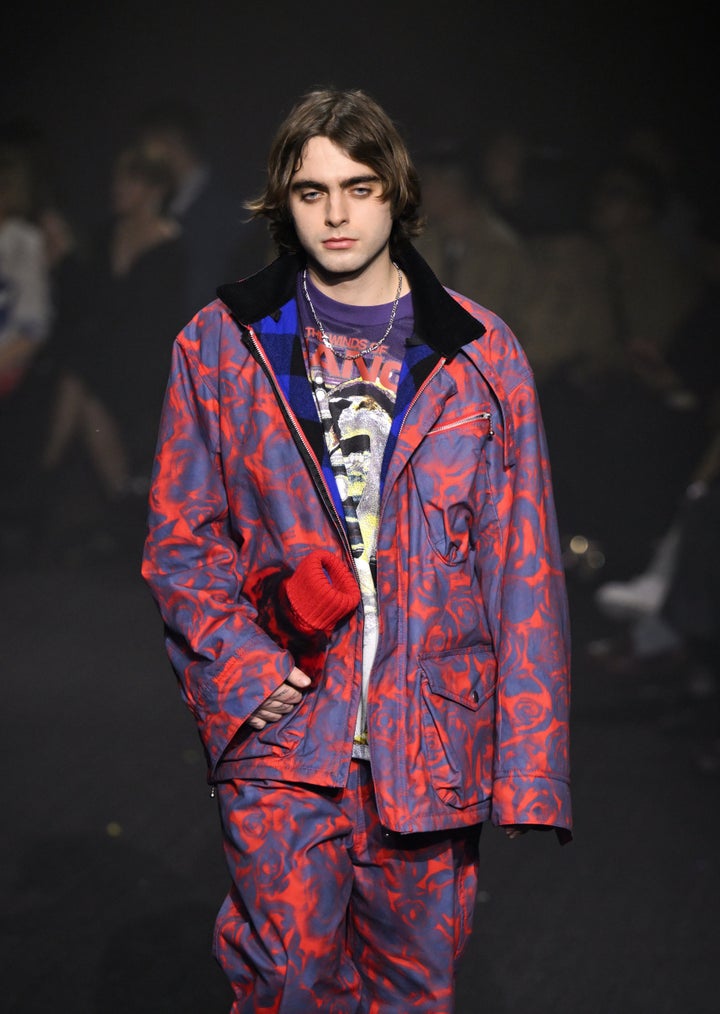 Lennon Gallagher, filho do cantor do Oasis, Liam Gallagher, caminha para a Burberry com uma garrafa na mão.