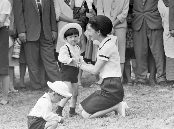 学習院幼稚園の遠足で、小石川植物園を訪問された美智子さまと浩宮さま＝1964年5月、東京都文京区