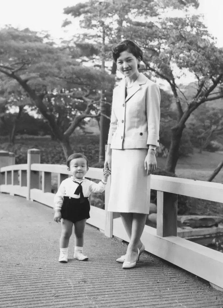 27歳の誕生日を前に、浩宮さまと過ごされる美智子さま＝1961年10月、東宮御所