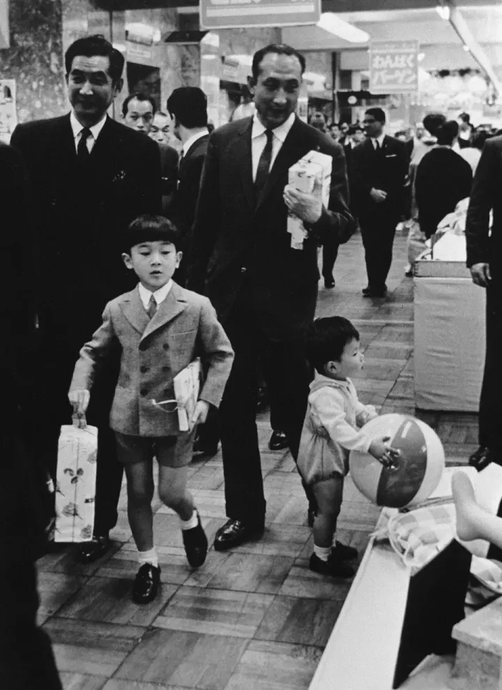 買ったおもちゃなどを手にして歩く浩宮さま。右後方は浜尾実東宮侍従 （代表撮影）＝1967年5月14日東京・中央区日本橋の高島屋