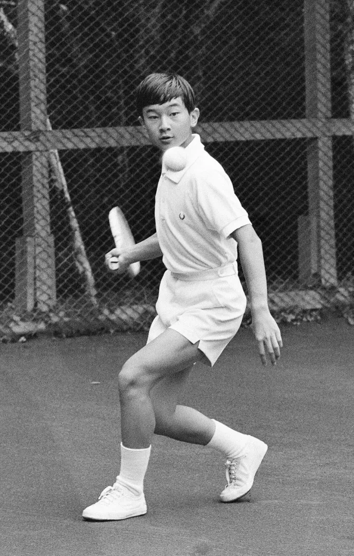 テニスを楽しまれる浩宮さま＝1973年8月24日、長野・軽井沢町の軽井沢プリンスホテル