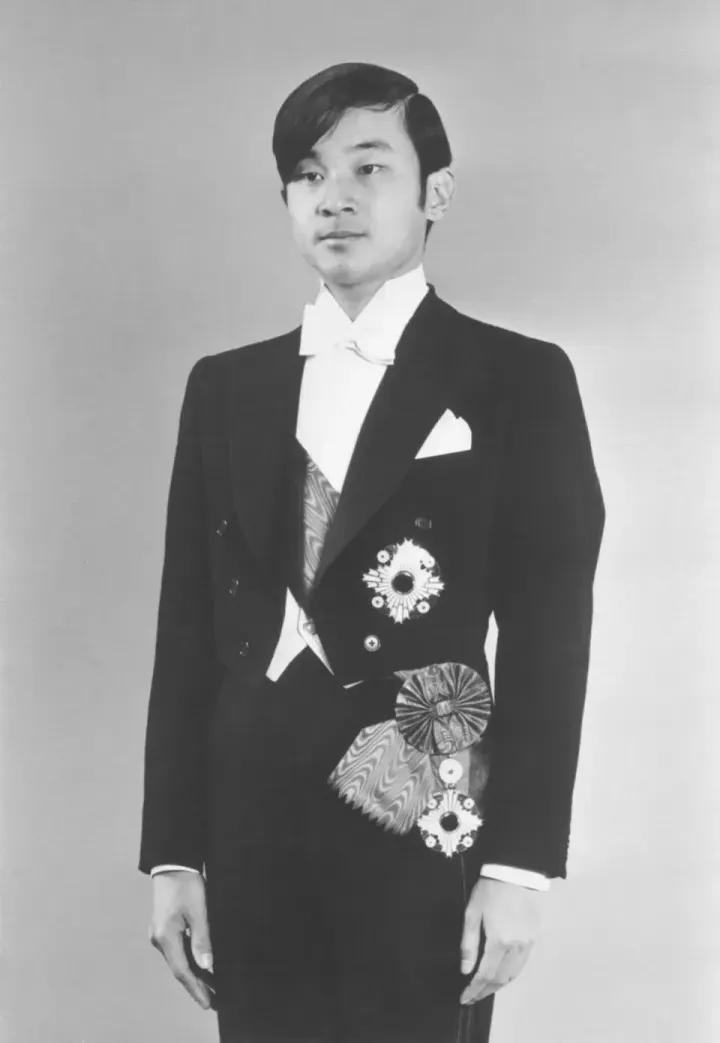 大勲位菊花大綬章を胸に着けられた浩宮さま（代表撮影）＝1980年2月23日、東京・皇居・宮殿