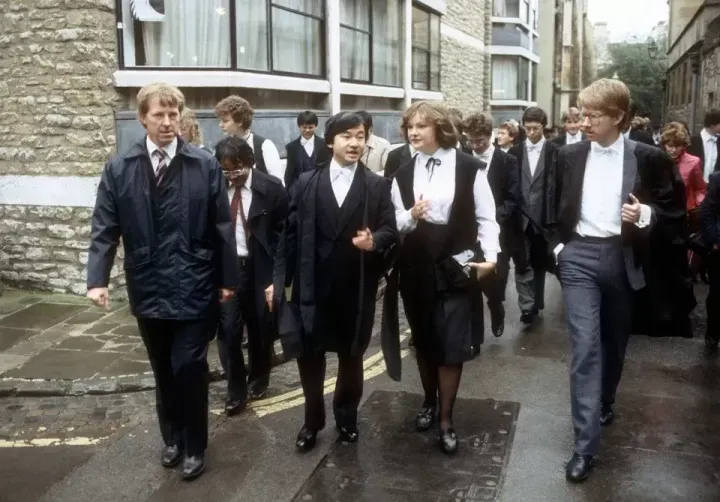 英国オックスフォード大学マートン・カレッジの入学式当日、学友と談笑される浩宮さま＝1983年10月、イギリス・オックスフォード