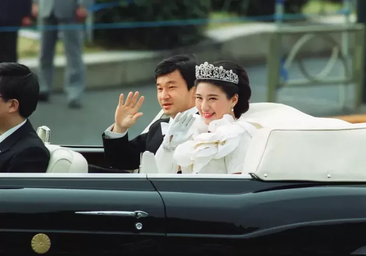 結婚パレードで沿道の人々に手を振って応えられる皇太子ご夫妻＝1993年6月9日、東京都千代田区