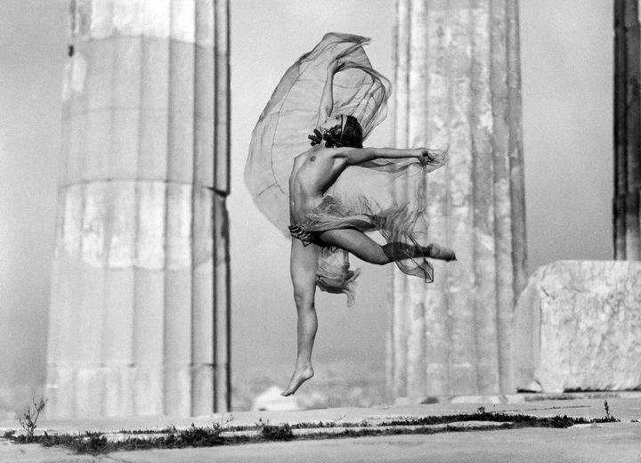 Η Ρωσίδα χορεύτρια Elizaveta (Lila) Nikolska στην Ακρόπολη, Νοέμβριος 1930. Η διασημότερη φωτογραφία της Έλλης Σουγιουλτζόγλου-Σεραϊδάρη (Nelly’s)