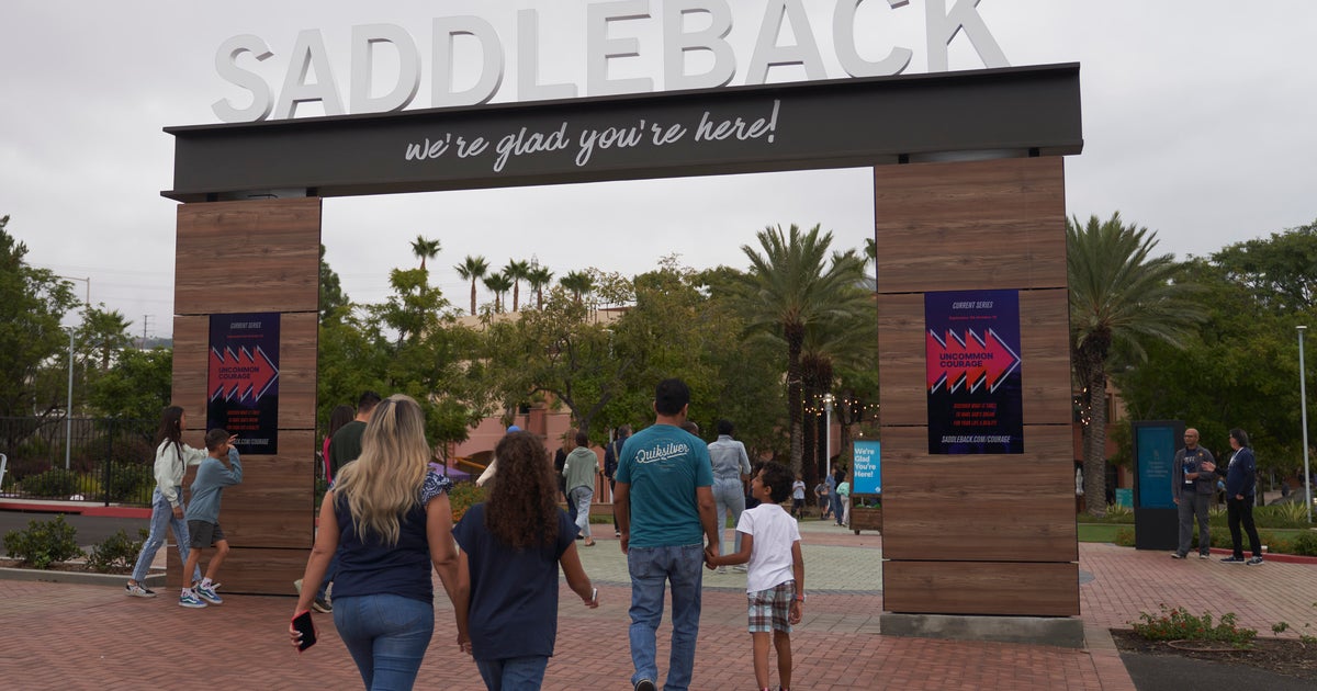 NextImg:Southern Baptists Oust Saddleback Church Over Woman Pastor