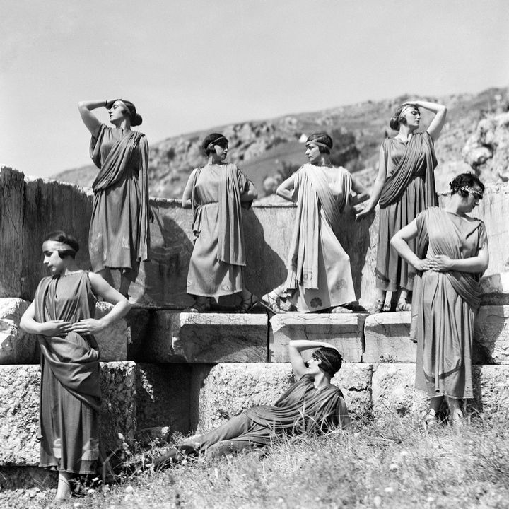 Μέλη του χορού των Ωκεανίδων ποζάρουν στο αρχαίο θέατρο των Δελφών, 1927. © Μουσείο Μπενάκη/Φωτογραφικά Αρχεία
