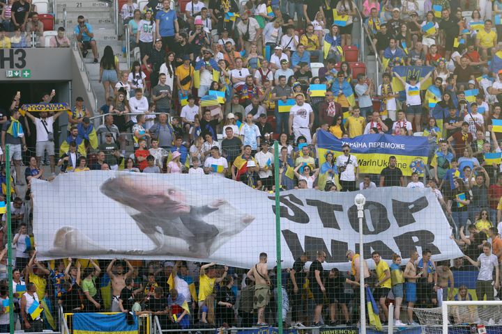 Ουκρανοί φίλαθλοι ξεδιπλώνουν ένα πανό που γράφει "Σταματήστε τον πόλεμο" στις εξέδρες κατά τη διάρκεια του αγώνα ποδοσφαίρου του UEFA Nations League μεταξύ Ουκρανίας και Αρμενίας, στο Λοτζ της Πολωνίας, στις 11 Ιουνίου 2022.