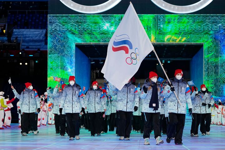 Ρώσοι αθλητές μεταφέρουν μια σημαία στο στάδιο κατά την τελετή έναρξης των Χειμερινών Ολυμπιακών Αγώνων 2022, στις 4 Φεβρουαρίου 2022, στο Πεκίνο. Ρώσοι αθλητές αγωνίστηκαν υπό το αρκτικόλεξο ΡΟΕ, για την Ολυμπιακή Επιτροπή της Ρωσίας, για τρίτη φορά.