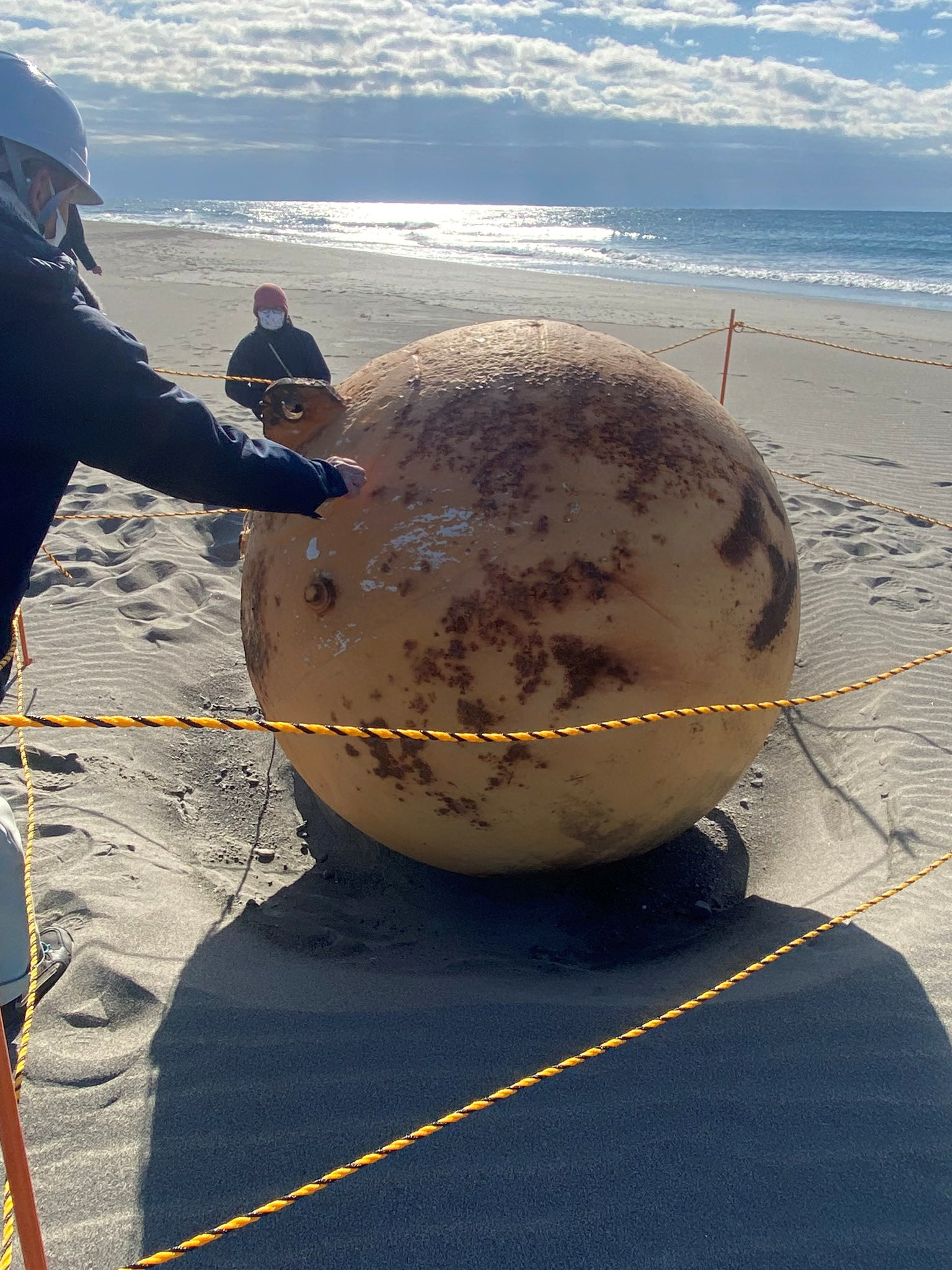 Загадочный шар в океане. Человек Ракушка. Странные находки на пляже. Шар у берегов Японии. На берегу Японии нашли неизвестный шар.