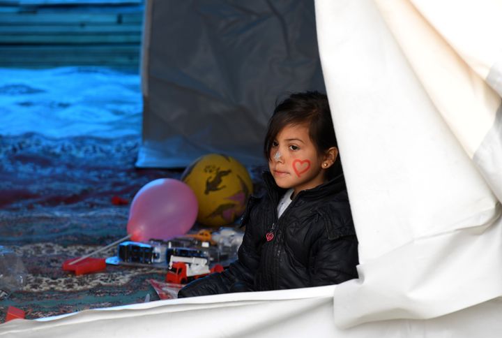 Κοριτσάκι σε σκηνή καταυλισμού σεισμοπαθών στο Αντιγιαμάν της Τουρκίας 