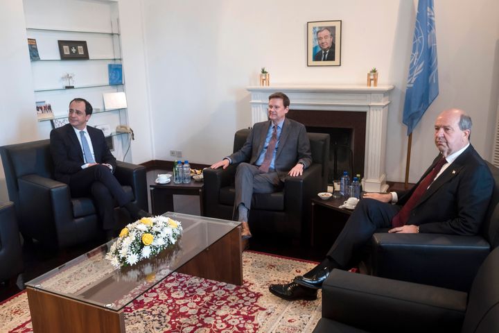 Ο εκλεγμένος Πρόεδρος της Κύπρου Νίκος Χριστοδουλίδης, αριστερά, ο Τουρκοκύπριος ηγέτης Ερσίν Τατάρ, δεξιά και ο Ειδικός Αντιπρόσωπος του Γενικού Γραμματέα στην Κύπρο Κόλιν Στιούαρτ κάθονται κατά τη συνάντησή τους στο συγκρότημα των Ηνωμένων Εθνών εντός της ουδέτερης ζώνης του ΟΗΕ στη διαιρεμένη πρωτεύουσα Λευκωσία, Κύπρος, Πέμπτη 23 Φεβρουαρίου 2023. Ο νέος πρόεδρος της Κύπρου συναντάται με τον αρχηγό των Τουρκοκύπριων. Η συνάντηση θα είναι η πρώτη για τον εκλεγμένο Πρόεδρο Νίκο Χριστοδουλίδη μετά τη νίκη του στις εκλογές στις αρχές του μήνα. (Iakovos Hatzistavrou Pool via AP)