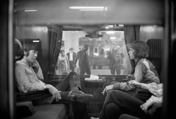 Πολ ΜακΚάρτνεϊ και Μικ Τζάγκερ σε τρένο στον σταθμό Euston, 25 Αυγούστου 1967. (Photo by Victor Blackman/Express/Getty Images)