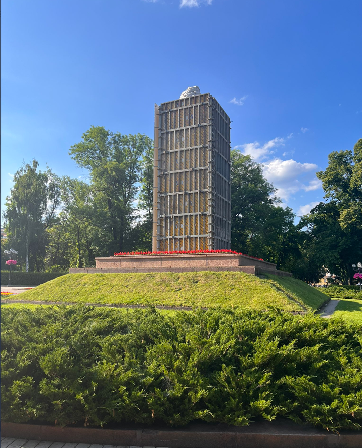 A Kyiv monument which has now been barricaded off to protect it from missile strikes (Summer 2022)