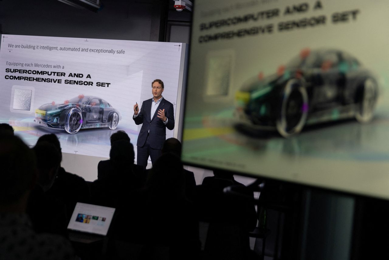Ο Όλα Κελένιους κατά την παρουσίαση των νέων «υπερυπολογιστών» της Mercedes- Benz, στο κέντρο Έρευνας και Ανάπτυξης της εταιρείας στην πόλη Σάνιβεϊλ της Καλιφόρνια, στις Ηνωμένες Πολιτείες, την Τετάρτη, 22 Φεβρουαρίου, 2023.