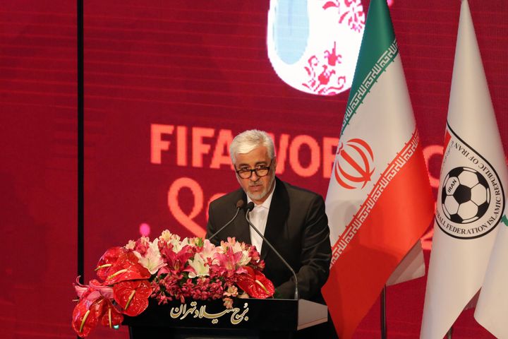 Ο Ιρανός υπουργός Αθλητισμού και Νεολαίας Σεγέντ Χαμίντ Σατζάντι κατά τη διάρκεια της παρουσίασης της φανέλας της ιρανικής ομάδας ποδοσφαίρου που σχεδιάστηκε για το Μουντιάλ του Κατάρ, Ιράν, στις 08 Νοεμβρίου 2022