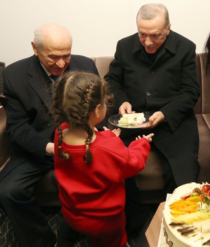 Ο Τούρκος πρόεδρος Ρετζέπ Ταγίπ Ερντογάν και ο αρχηγός του Κόμματος του Τουρκικού Εθνικιστικού Κινήματος (MHP) Ντεβλέτ Μπαχτσελί συναντήθηκαν με ανθρώπους που επλήγησαν από τον σεισμό σε μία προσωρινή κατοικία-κοντέινερ στην περιοχή Islahiye της Gaziantep της Τουρκίας στις 21 Φεβρουαρίου 2023.(Photo by Turkish Presidency / Murat Cetinmuhurdar / Handout/Anadolu Agency via Getty Images)