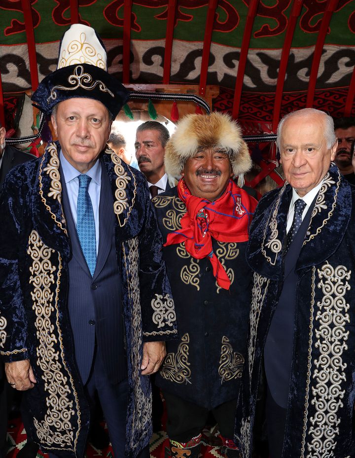 Ο Πρόεδρος της Τουρκίας Ρετζέπ Ταγίπ Ερντογάν, αριστερά, και ο Ντεβλέτ Μπαχτσελί, ο ηγέτης του αντιπολιτευόμενου Κόμματος Εθνικιστικού Κινήματος, ποζάρουν για φωτογραφίες, κατά τη διάρκεια μιας τελετής για τον εορτασμό της 948ης επετείου της Μάχης του Μαντζικέρτ στην επαρχία Μους, ανατολική Τουρκία, Δευτέρα, 26 Αυγούστου 2019. (Presidential Press Service via AP, Pool) (Presidential Press Service via AP, Pool)