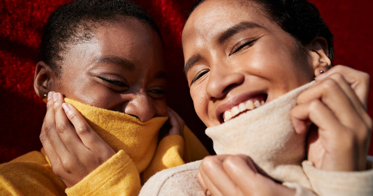 NextImg:According To This Viral Video, You're Probably Rolling Your Turtlenecks Wrong