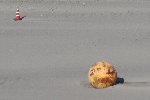 浜松市の遠州浜海岸で発見された謎の鉄球