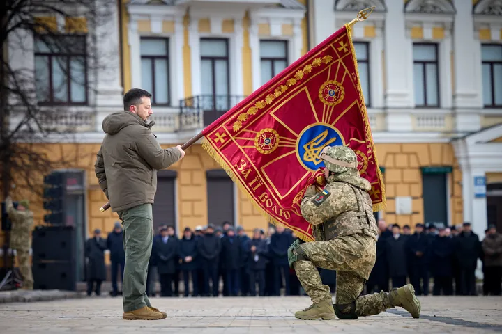 Ukraine’s Volodymyr Zelenskyy Pledges Push For Victory On War Anniversary (huffpost.com)