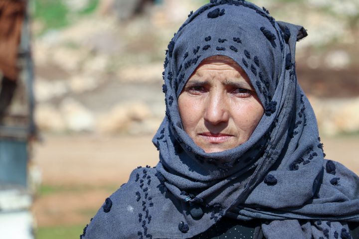 H Alia από το Rif της Συρίας. Eίναι μητέρα έξι παιδιών. Το σπίτι της διαλύθηκε από τον σεισμό και μένει σε έναν πρόχειρο καταυλισμό.