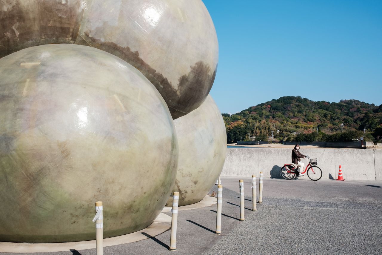 This bicycle shelter art installation was created by SANAA, the Pritzker Prize-winning duo of architects Kazuyo Sejima and Ryue Nishizawa in Naoshima. (©SANAA)