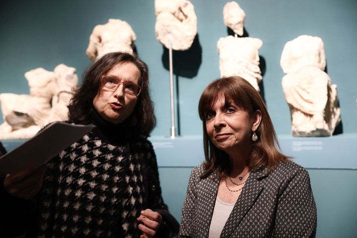 Η προϊσταμένη της Εφορείας Αρχαιοτήτων Δυτικής Αττικής, Χριστίνα Μερκούρη, ξεναγεί την ΠτΔ στο Μουσείο