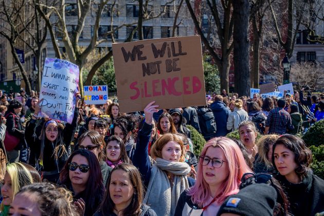 国際女性デー当日に街頭に立つ女性たち（2020年3月8日、アメリカ・ニューヨーク）