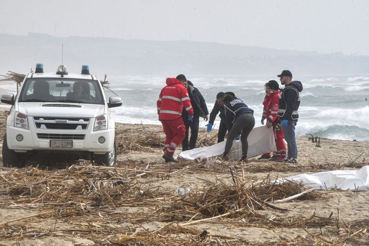 Οι διασώστες ανασύρουν ένα πτώμα μετά από ναυάγιο ενός σκάφους με μετανάστες στην ανατολική ακτή της Καλαβρίας, Ιταλία, 26 Φεβρουαρίου 2023.